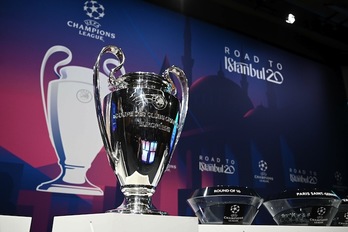 Imagen de la Copa por la que lucharán 16 equipos desde febrero (Fabrice COFFRINI / AFP)