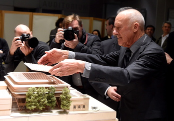 Norman Foster ha explicado en personas las modificaciones de su proyecto. (Luis JAUREGIALTZO I FOKU)