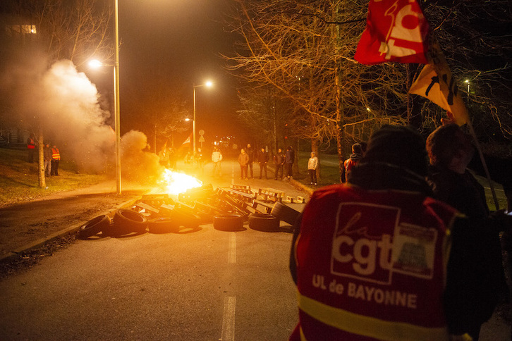 Goizeko 5.30ean eman diete su barrikadei grebalariek. (Guillaume FAUVEAU)