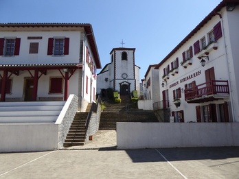 Le village de Biriatou à la frontière entre le Labourd et le Gipuzkoa. © DR.