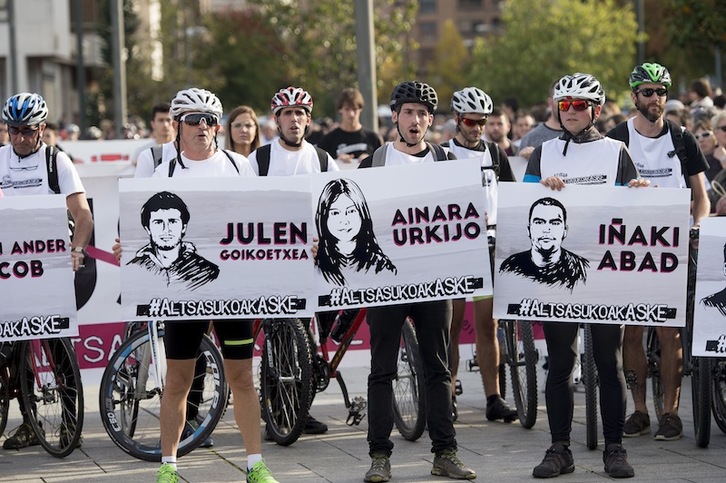 Los retratos de los condenados, en la marcha ciclista y concentración de octubre. (Iñigo URIZ | FOKU)