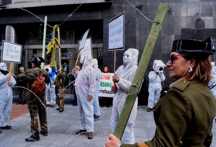Concentración-parodia esta mañana ante Extranjería. (Luis JAUREGIALTZO | FOKU)