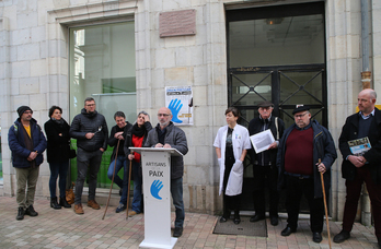 René Casse jurista ospetsuaren etxe aitzinean egin dute agerraldia «bakegile berriek». Bob EDME