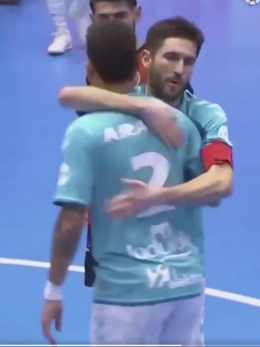 Martil abraza a Araça tras el insulto. 