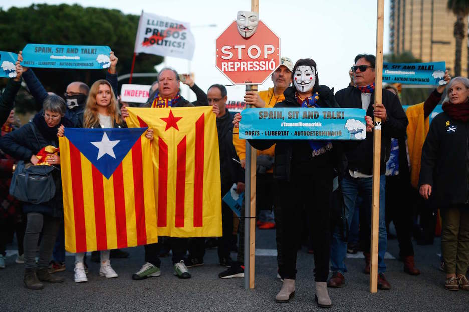 Banderas independentistas y carteles azules en la protesta de Tsunami. (Pau BARRENA/AFP)
