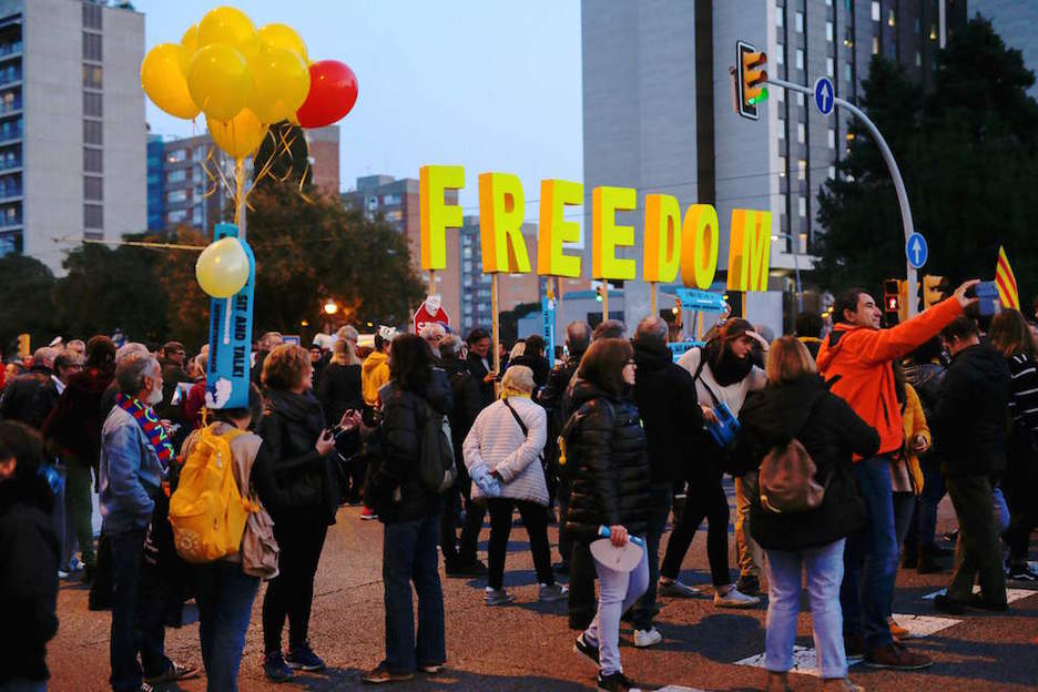 Manifestantes reclaman libertad en el exterior del Camp Nou. (Pau BARRENA/AFP)