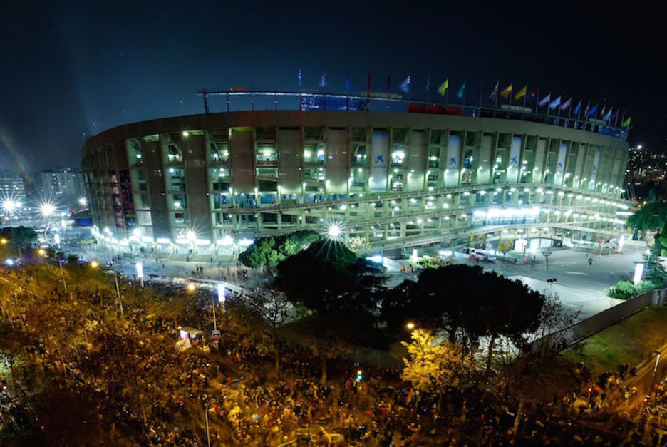 En los aledaños del Camp Nou se han congregado miles de personas. (Pau BARRENA/AFP)