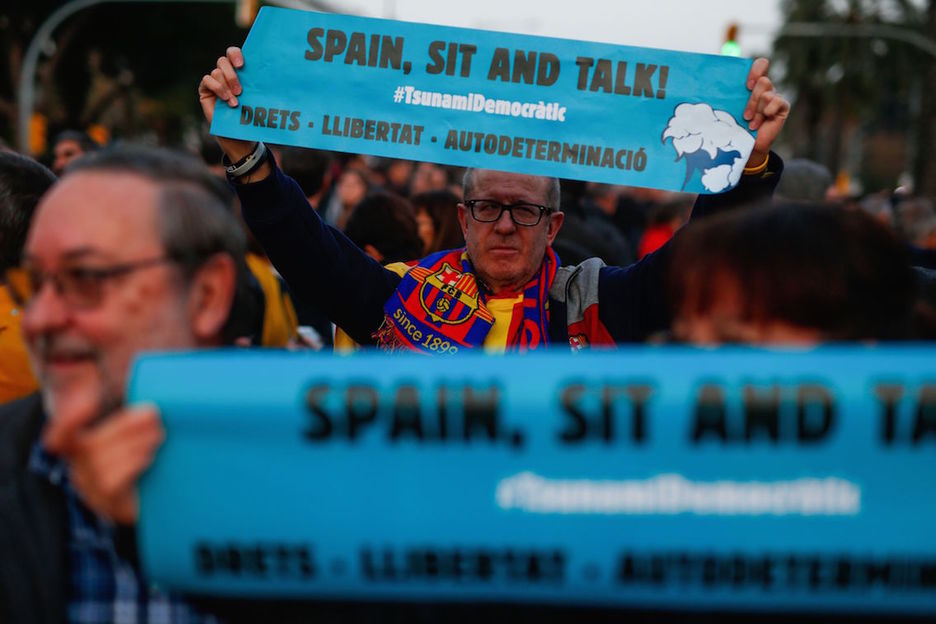 Un aficionado del Barça con un cartel de Tsunami. (Pau BARRENA/AFP)