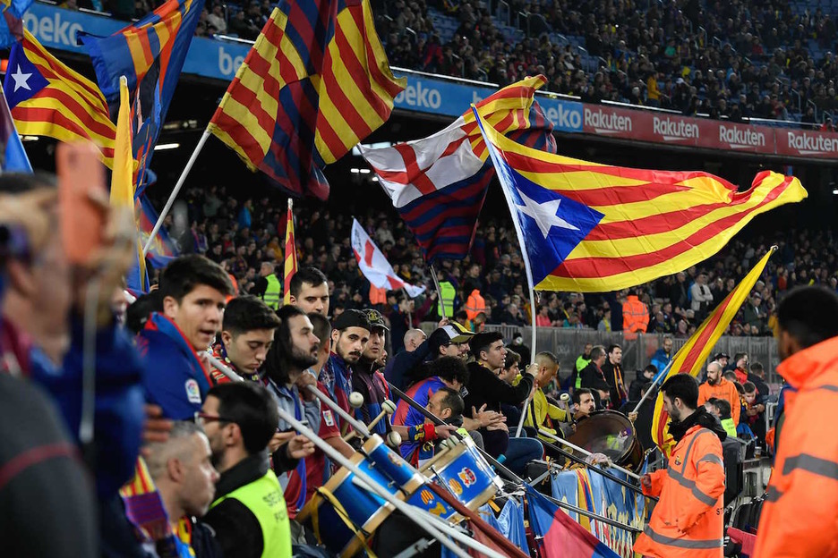 Aficionados del Barça con esteladas. (Lluís GENE/AFP)