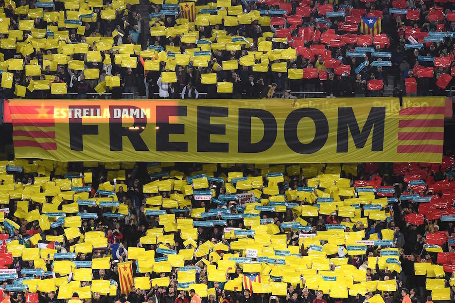 Las gradas del Camp Nou claman por la libertad. (Josep LAGO/AFP)
