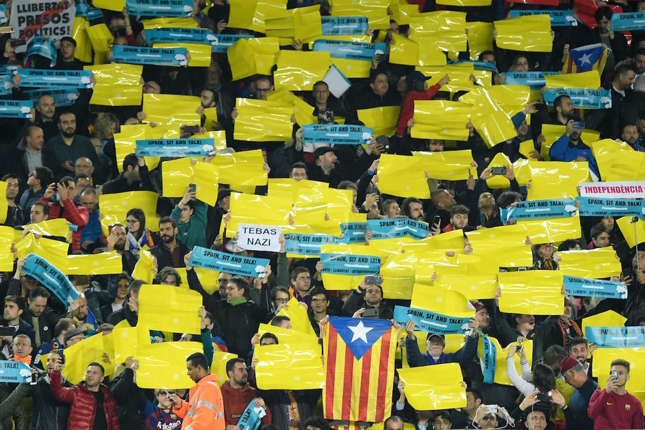 Imagen al inicio del encuentro. (Lluís GENE/AFP)