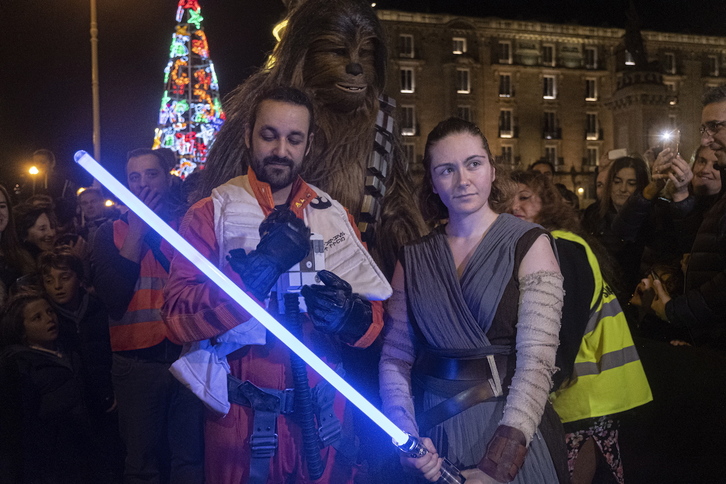 Cientos de aficionados de la saga han acudido al desfile previo a la proyección. (Jon URBE I FOKU)