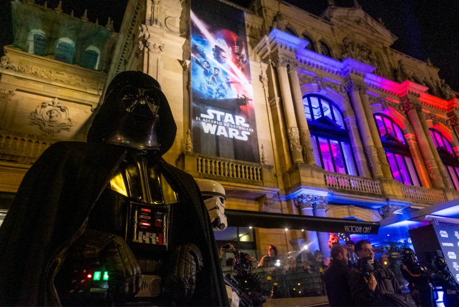 Los personajes de la famosa saga han levantado mucha expectación momentos antes de la proyección. (Jon URBE I FOKU) Los personajes de la famosa saga han levantado mucha expectación momentos antes de la proyección. (Jon URBE I FOKU)