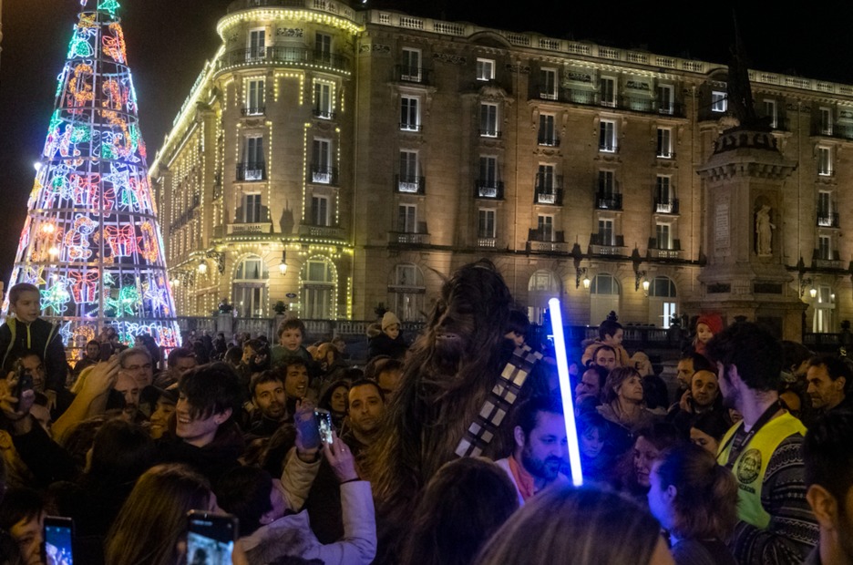 Los personajes de la famosa saga han levantado mucha expectación momentos antes de la proyección. (Jon URBE I FOKU) Los personajes de la famosa saga han levantado mucha expectación momentos antes de la proyección. (Jon URBE I FOKU)