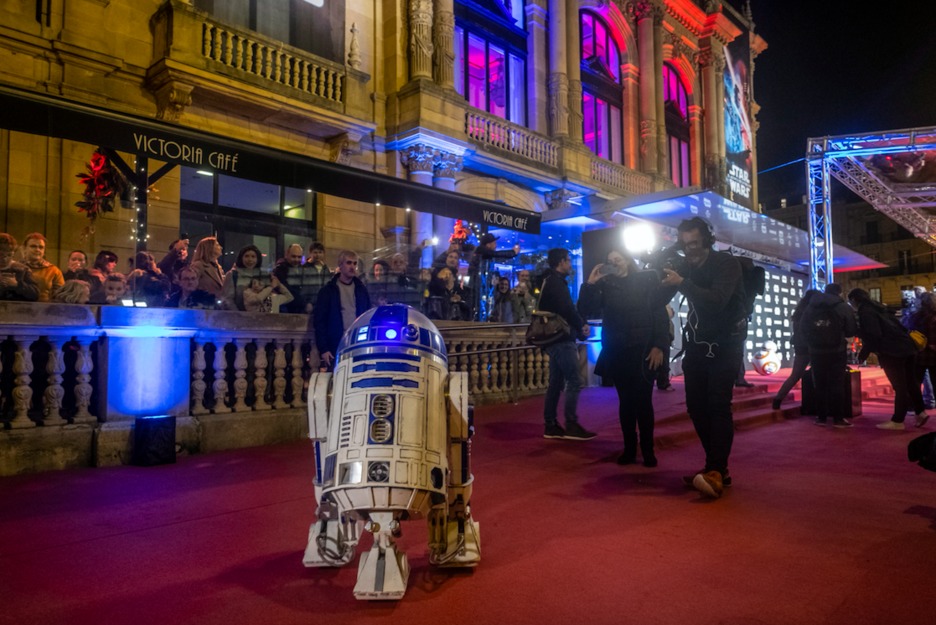 Los personajes de la famosa saga han levantado mucha expectación momentos antes de la proyección. (Jon URBE I FOKU) Los personajes de la famosa saga han levantado mucha expectación momentos antes de la proyección. (Jon URBE I FOKU)