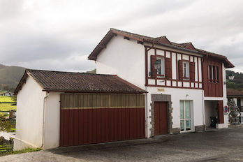 Le plus jeune maire du Pays Basque, André Larralde, a été élu pour la première fois en 2008 à Saint-Just-Ibarre. © G… FAUVEAU