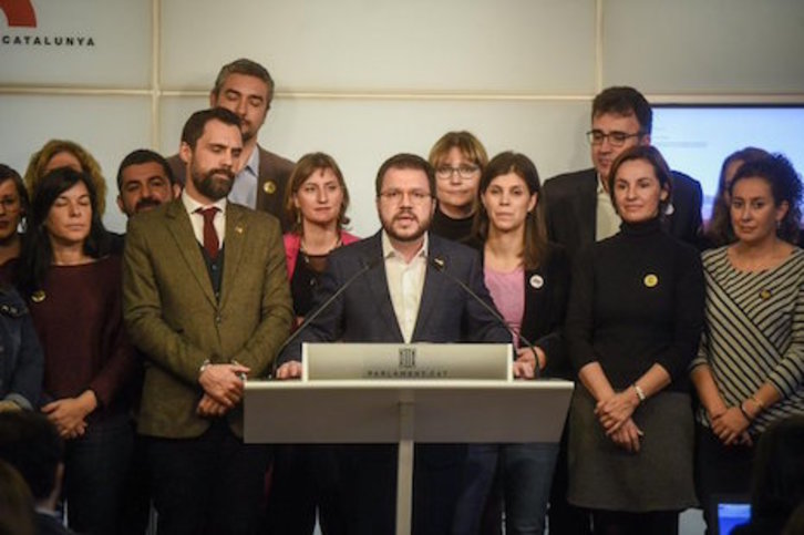 El vicepresidente de ERC, Pere Aragonès, acompañado de dirigentes de su partido, esta mañana en el Parlament. (ERC)