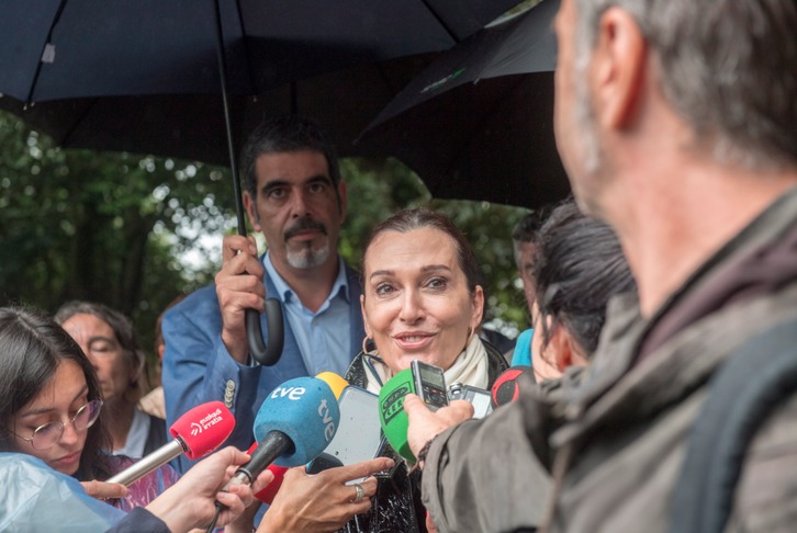 Cristina Iglesias, junto al alcalde de Donostia Eneko Goia, en una visita realizada a la isla. (Jagoba MANTEROLA / FOKU)