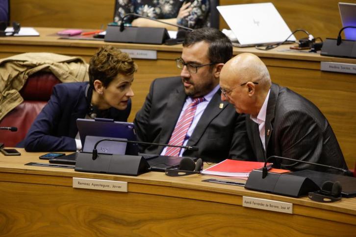 Chivite charla con los consejeros Remírez y Ciriza. (Parlamento de NAFARROA)