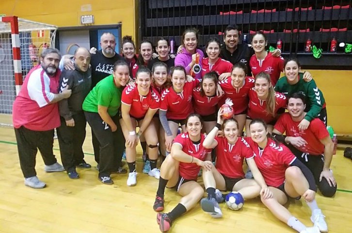 La plantilla de Zuazo posa junto a Ainhoa Hernández y su medalla de plata. (CLUB BALONMANO ZUAZO)