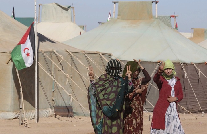 Varias mujeres saharauis, en el campo de refugiados de Tifariti, en una imagen de archivo. (Mohammed MESSARA / AFP)