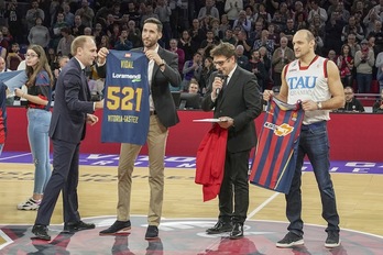 El homenaje a Sergi Vidal e Igor Rakocevic ha sido lo único salvable de la velada, porque lo restante ha sido para olvidar. (Juanan RUIZ / FOKU)
