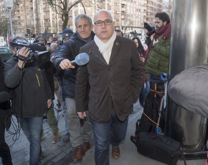 Alfredo de Miguel, a su llegada a la Audiencia de Araba esta mañana. (Juanan RUIZ/FOKU)