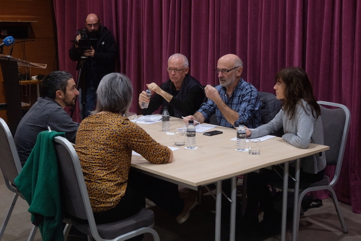 Sare eta Bakegileak taldeetako ordezkariak bilera eta agerraldia egin dute Donostian. (Jon URBE/FOKU)