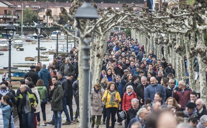 Cadena humana convocada el 14 de noviembre por la plataforma SOS Itsasadarra. (Marisol RAMIREZ | FOKU)