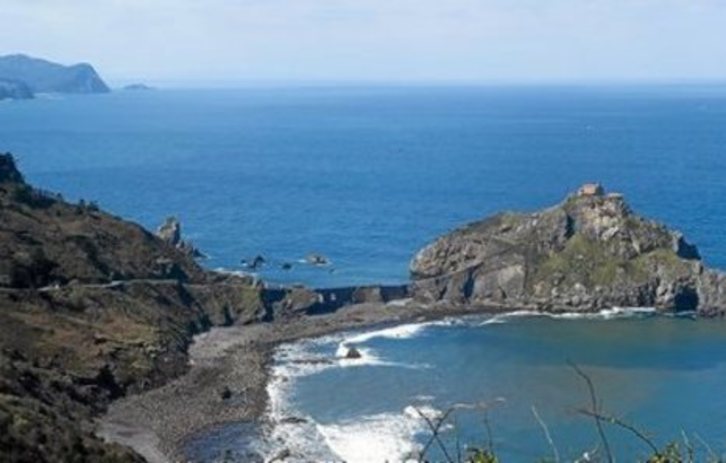 Vista panorámica de Gaztelugatxe. (Luis JAUREGIALTZO/FOKU)