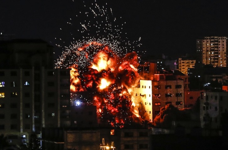 Ataque aéreo israelí sobre Gaza. (Mahmud HAMS / AFP)
