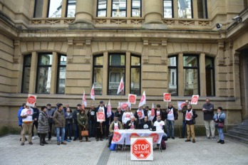 Agerraldia egin dute Gipuzkoako Lurralde Auzitegiaren parean. (KALERATZEAK STOP)