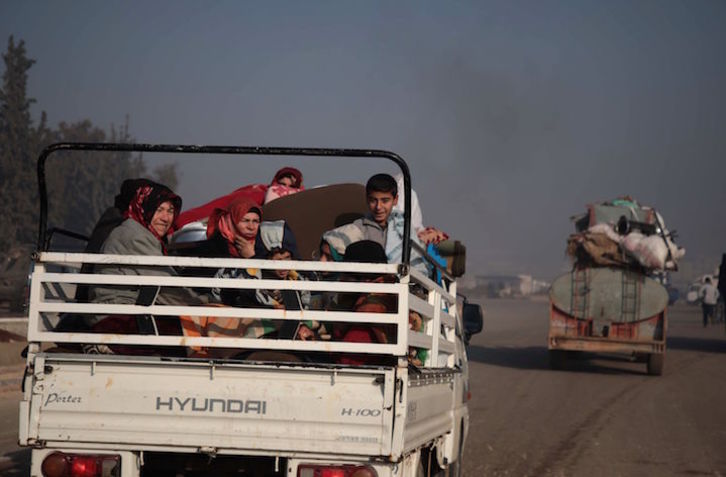 Camiones con sirios que huyen de los bombardeos hacia el norte de la provincia de Idleb. ( Aaref WATAD /AFP)