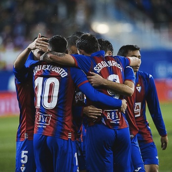 Los azulgranas celebran el primer gol de la noche. (SDEibar)