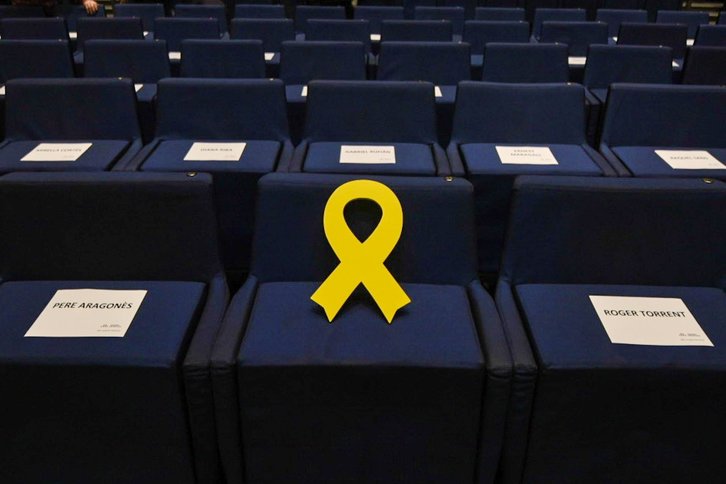 La silla reservada para Oriol Junqueras, señalada con un lazo amarillo. (@MertxeAizpurua)
