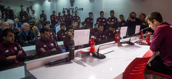 Rueda de prensa de despedida de Susaeta con plantilla y Elizegi presentes. (Luis JAUREGIALTZO / FOKU)