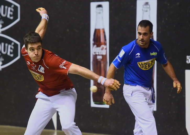Irribarria, preparado para golpear a la pelota ate la mirada de Bengoetxea. (Andoni CANELLADA/FOKU)