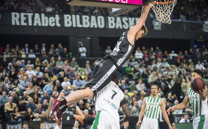 Ben Lammers se cuelga, provocando el delirio del Bilbao Arena. (Marisol RAMÍREZ / FOKU)
