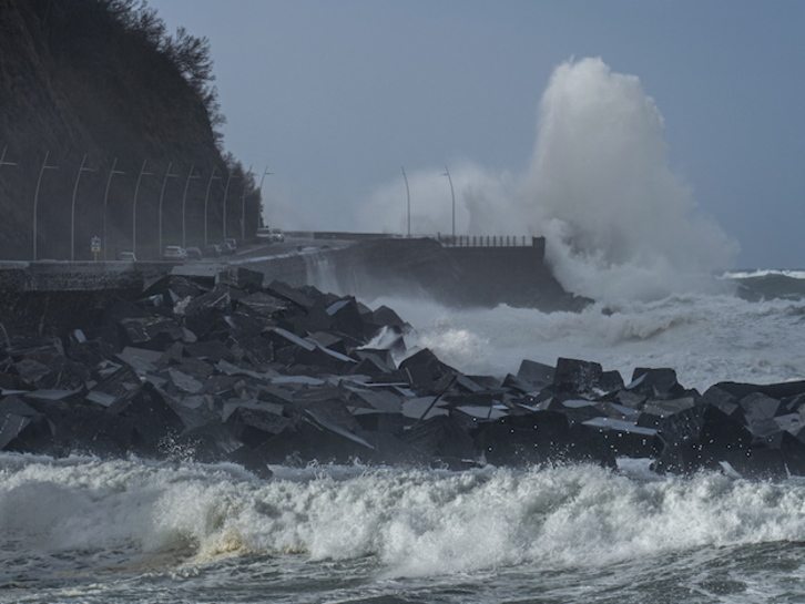 Olas rompiendo en el Paseo Nuevo de Donostia, hace dos semanas. (Jon URBE / FOKU)