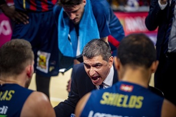 Josep María Berrocal arengando a sus muchachos en un tiempo muerto, pero no ha tenido la esperada respuesta. (Jaizki FONTANEDA /FOKU)