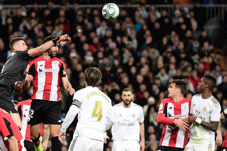 Entre Unai Simón, la gran defensa y un poco de fortuna el Athletic logró mantener la portería a cero. (Javier SORIANO / AFP)