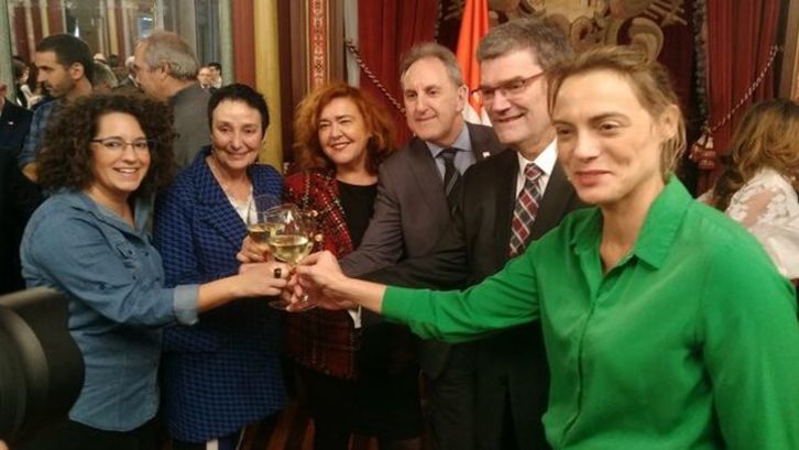 Raquel González, a la derecha en el brindis del viernes pasado. (Iñaki Iriondo Twitter)