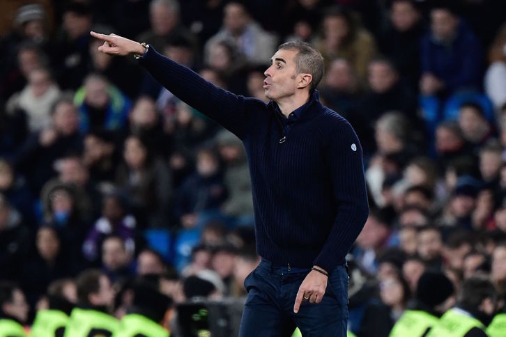 Garitano dando instrucciones en el Santiago Bernabéu. (Javier SORIANO / AFP)