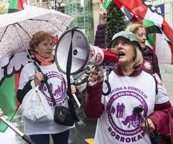 Movilización de las trabajadoras de ayuda a domicilio, el mes pasado. (Marisol RAMIREZ | FOKU)