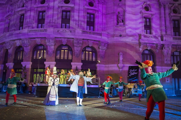 Olentzero junto a Mari Domingi en Bilbo. (Monika DEL VALLE/FOKU)