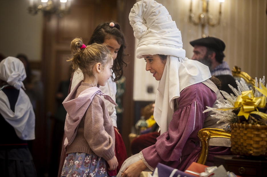 Mari Domingi, adi-adi haurren nahiak entzuten. (Jaizki FONTANEDA / FOKU)