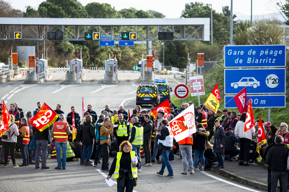 Dans l'impossibilité de faire l'opération "péage gratuit", les grévistes ont empêché l'accès au péage en bloquant totalement la route. © Guillaume FAUVEAU.