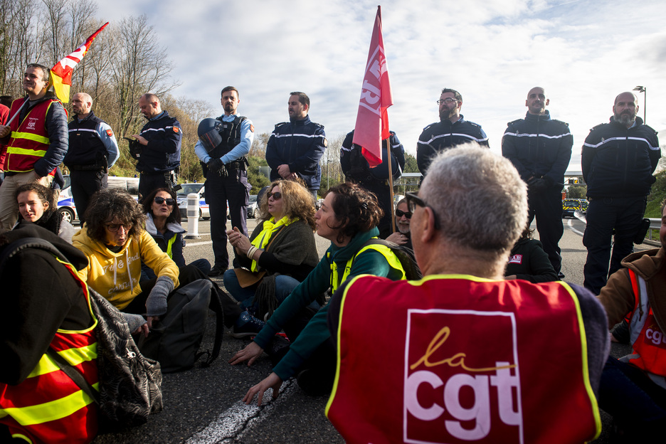 Une opération " sit-in " sous haute surveillance a permis le blocage de l'accès à l'autoroute. © Guillaume FAUVEAU.