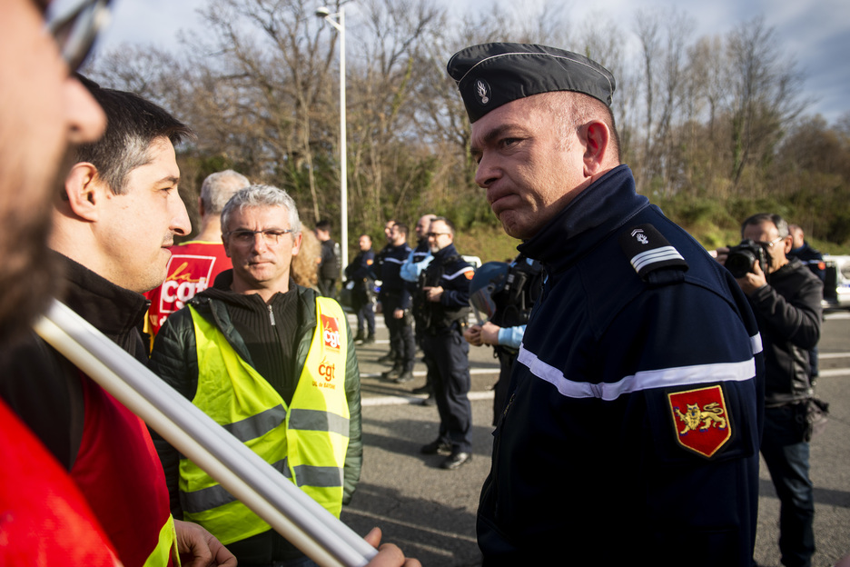 La police nationale est venue au dialogue avec les grévistes et a empêché l'opération péage gratuit initialement prévue. © Guillaume FAUVEAU