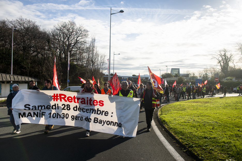 Lors d'une manifestation sur le rond-point à proximité de l'accès à l'autoroute, les grévistes ont rappelé qu'une nouvelle mobilisation aura lieu le samedi 28 décembre à Bayonne. © Guillaume FAUVEAU.